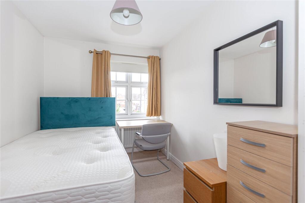 6 bedroom semi-detached house for rent