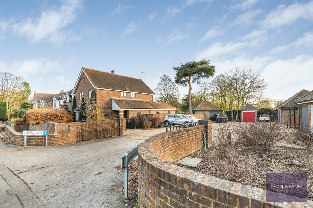 Floral Court Bath Road, Hare Hatch, RG10 photo 4