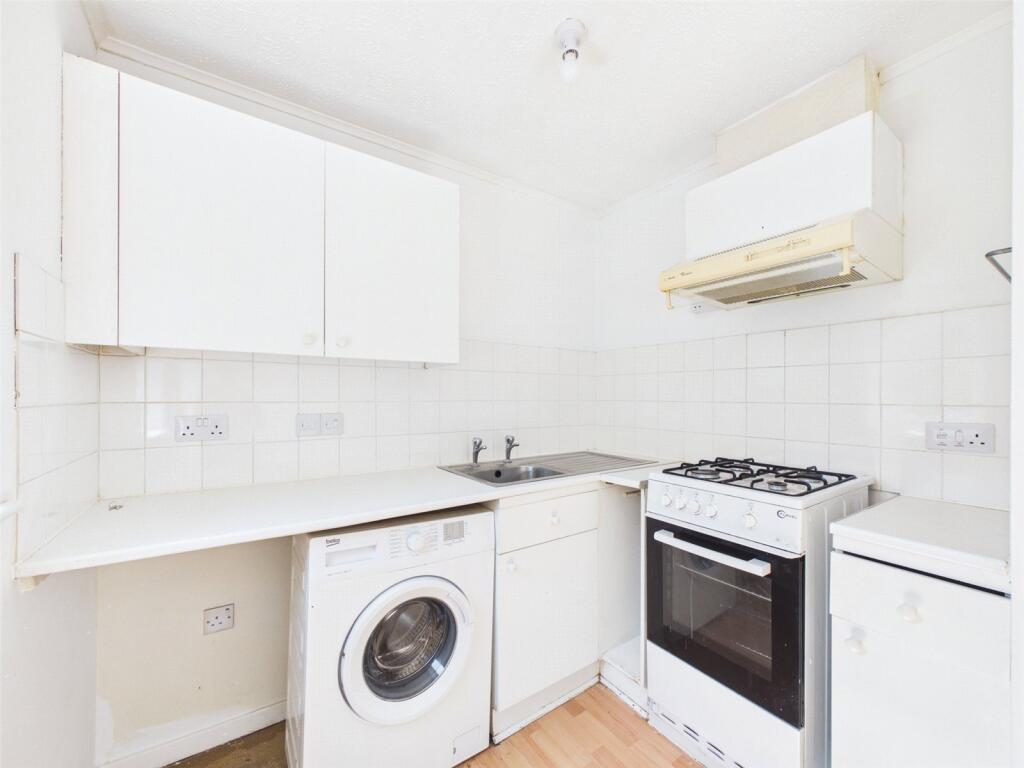 Apartment in Worcester, Lyppard Grange, Warndon - View 5