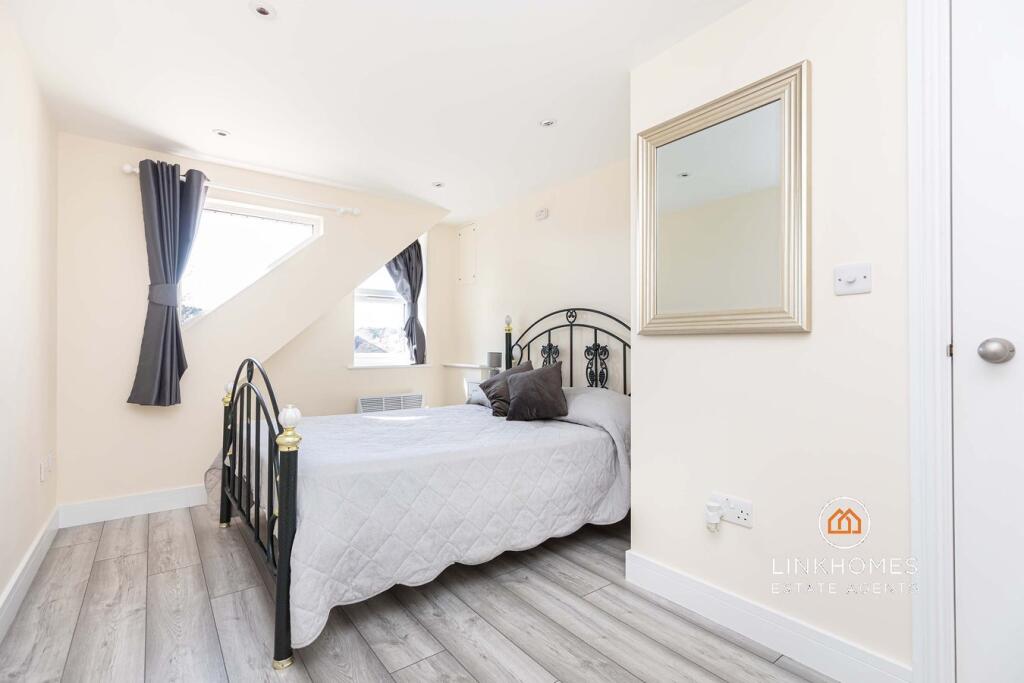 House in Bournemouth, Hillbourne, Broadstone - More