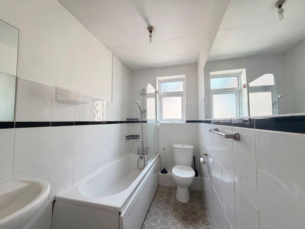 Apartment in Ilford - View 5