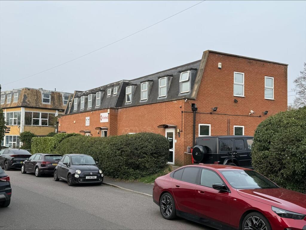 Main image of property: 122 Great North Road, Hatfield, AL9 5JN