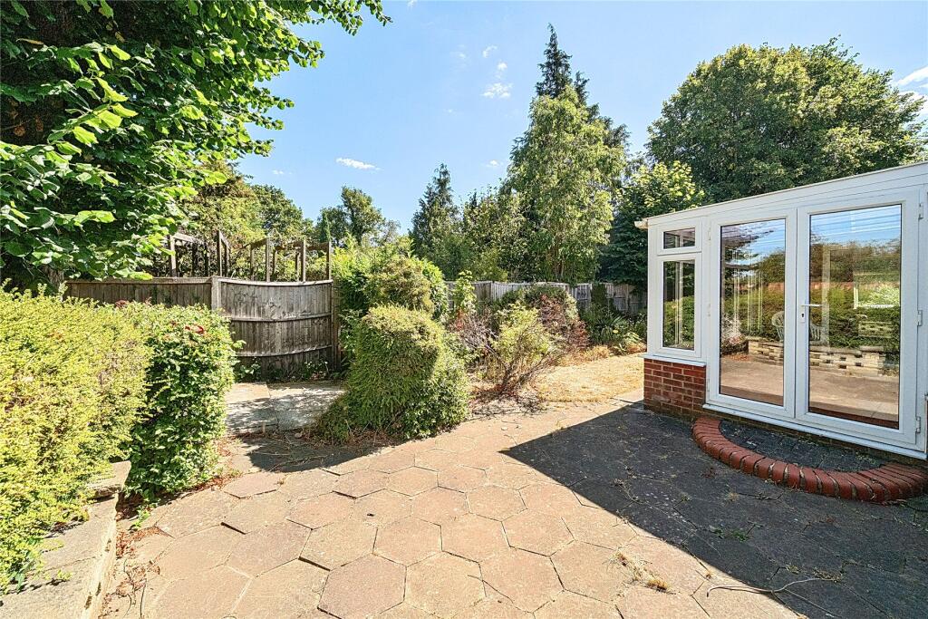 Lawn Close, Bromley photo 5