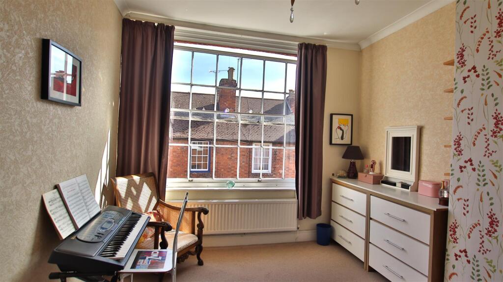 House in Gloucester - View 5