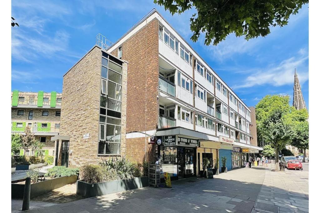 Main image of property: Glengarnock Avenue, London, E14
