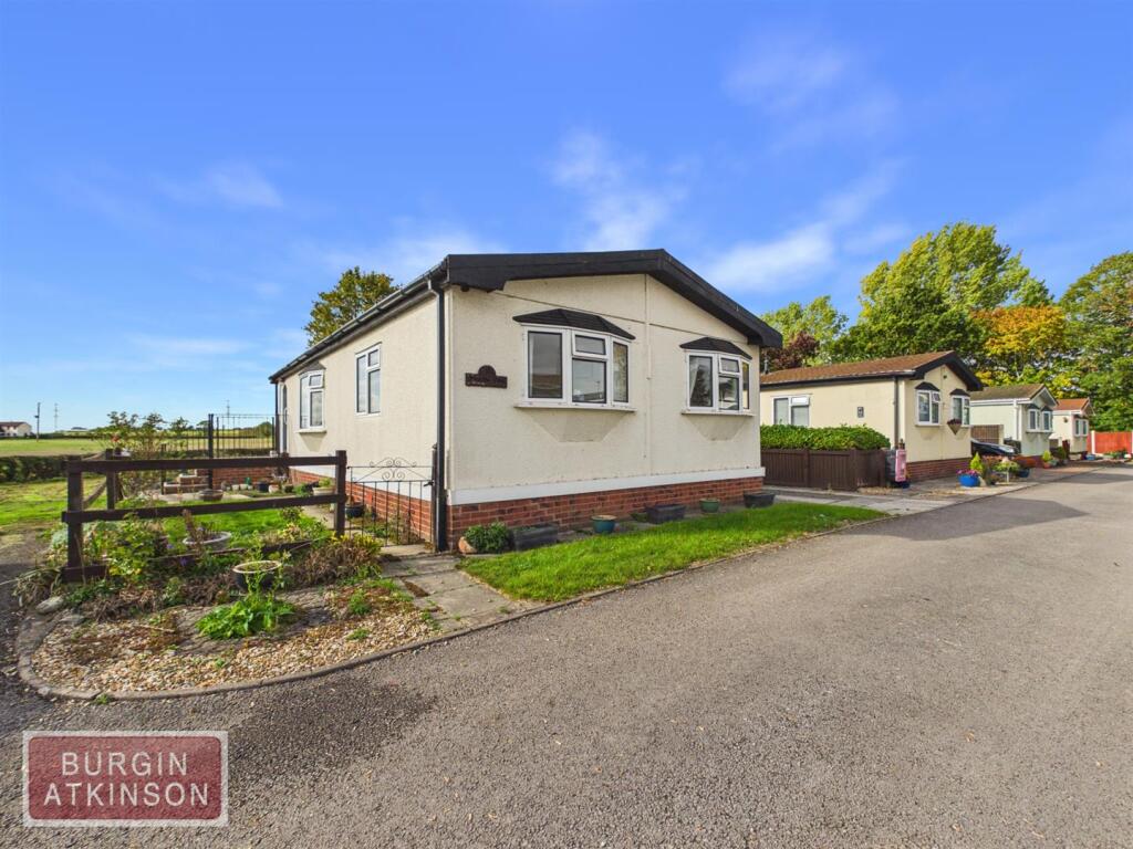 2-bed caravan on The Hawthornes, Dunham-On-Trent, Newark, £85,000