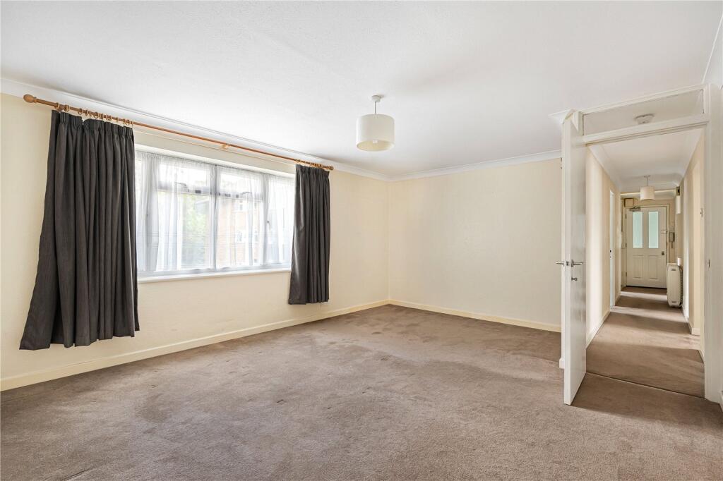 Apartment in Woking, Hook Heath - More