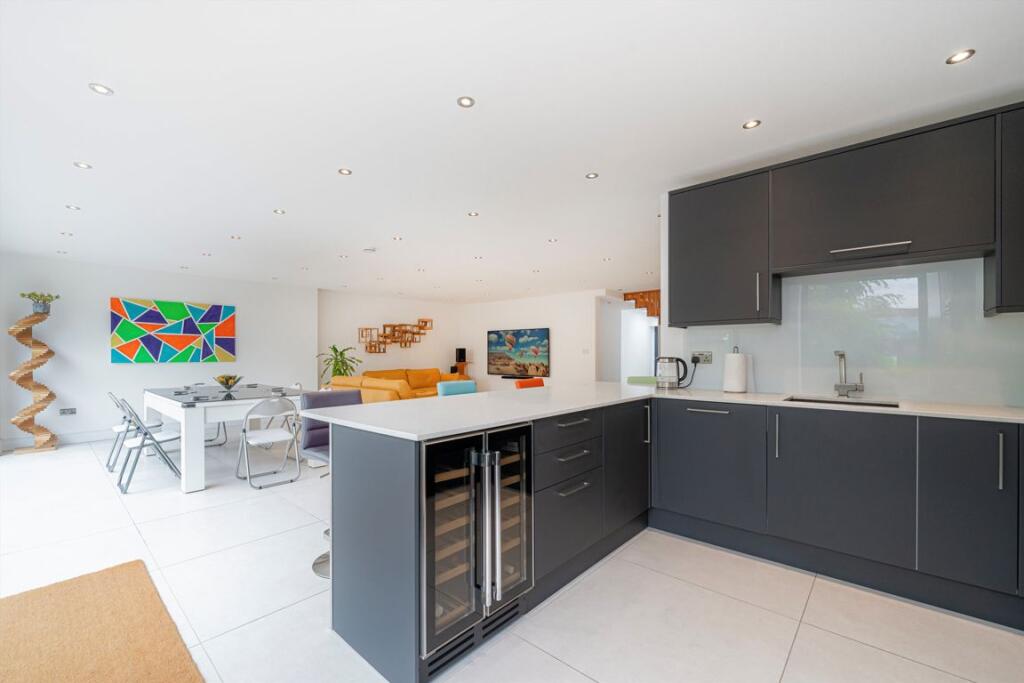 House in Twickenham - More