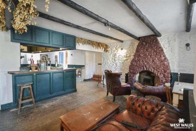 Bar/dining area