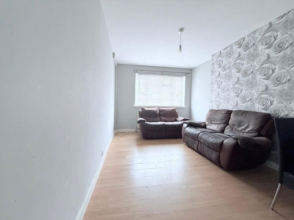 Apartment in London, London Borough of Hillingdon - View 2