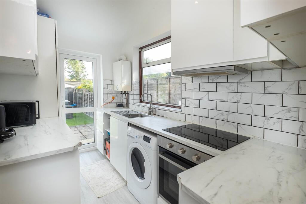 House in Kingston upon Thames - More