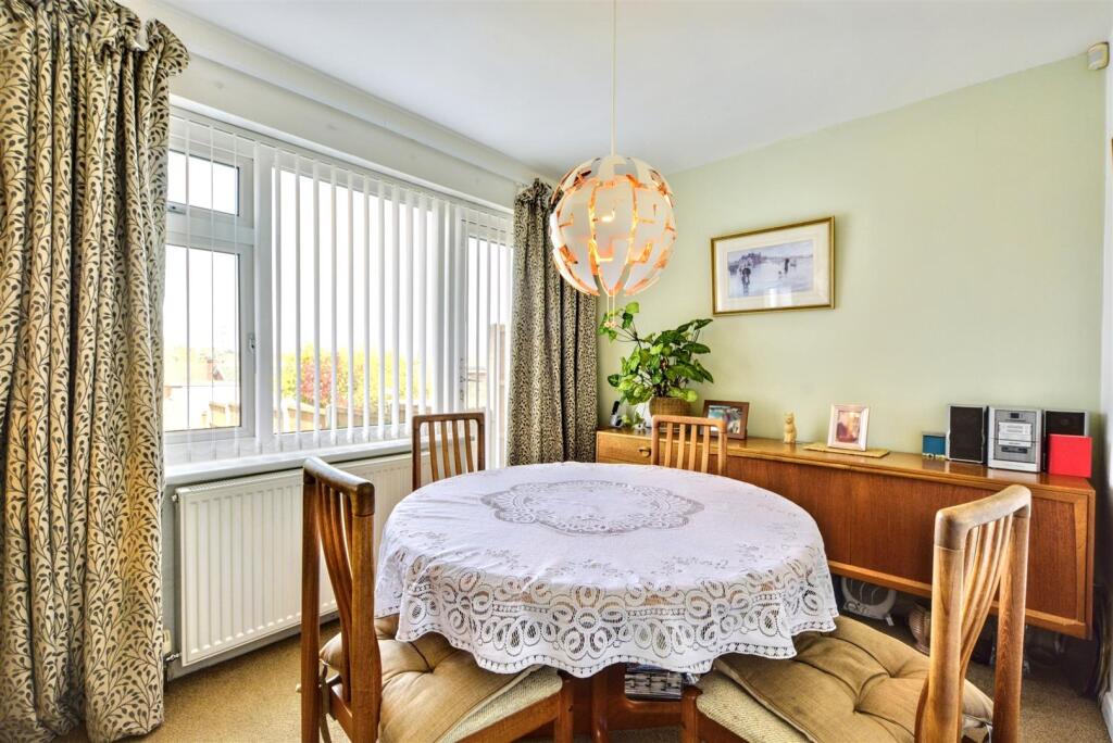 Westbury Close, Chilwell, Nottingham photo 3