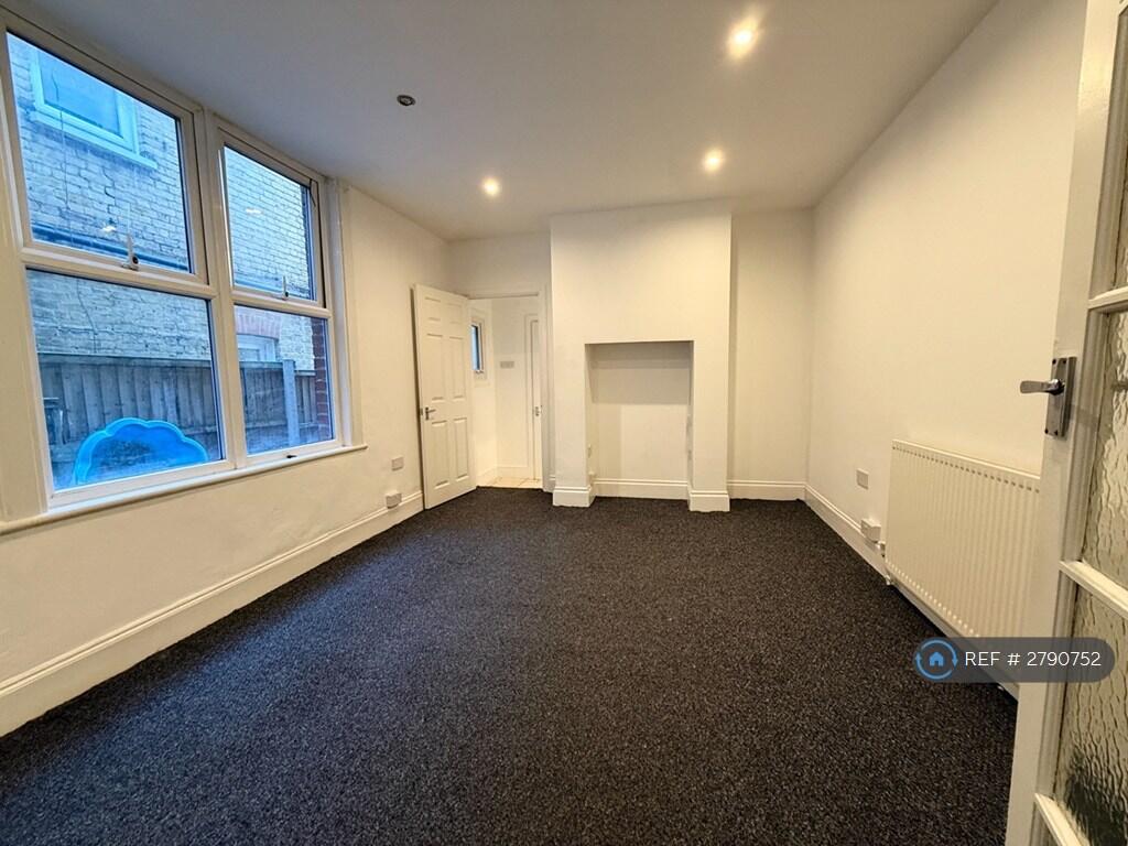 Apartment in Southend-on-Sea - More