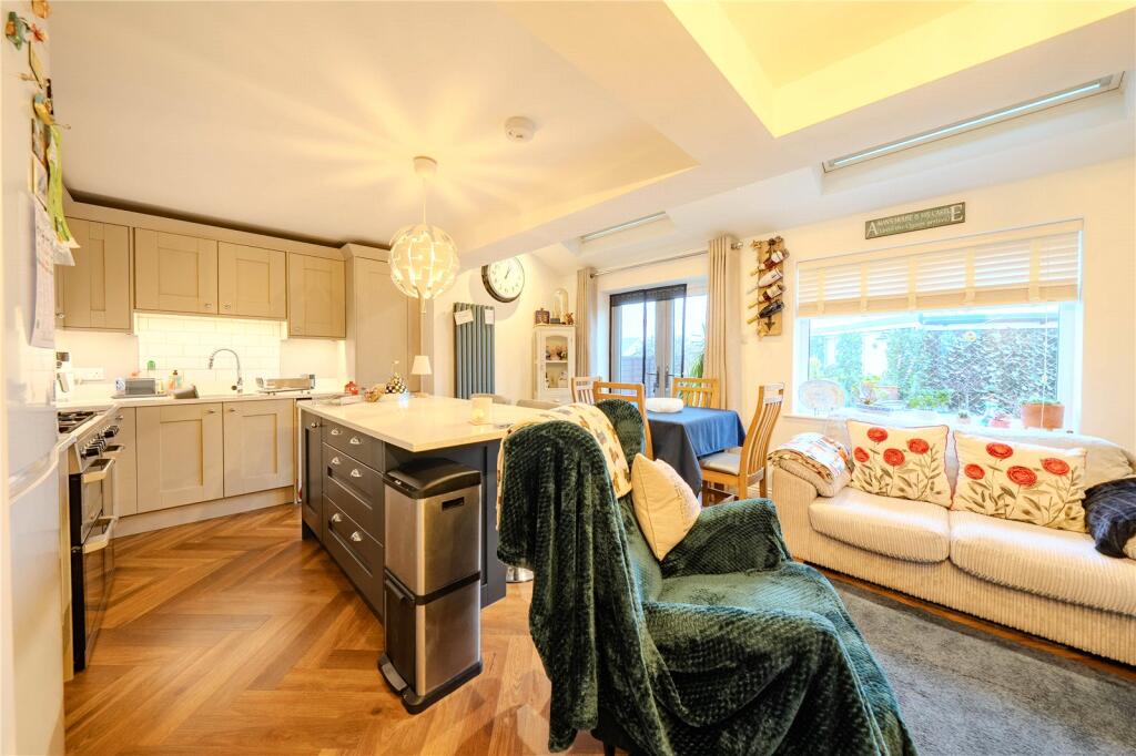 New Park Avenue, Farsley, Pudsey, West Yorkshire - View 3