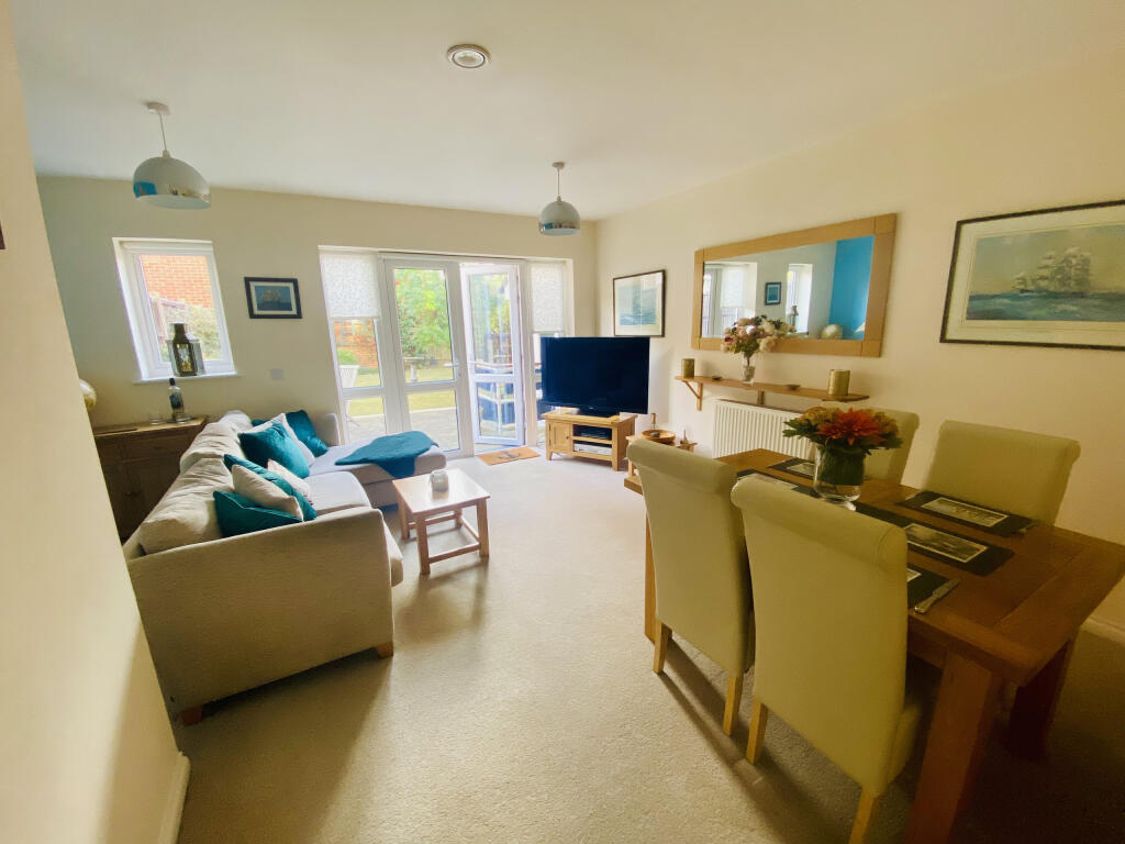 Black Knight Close, East Cowes, Isle of Wight photo 3