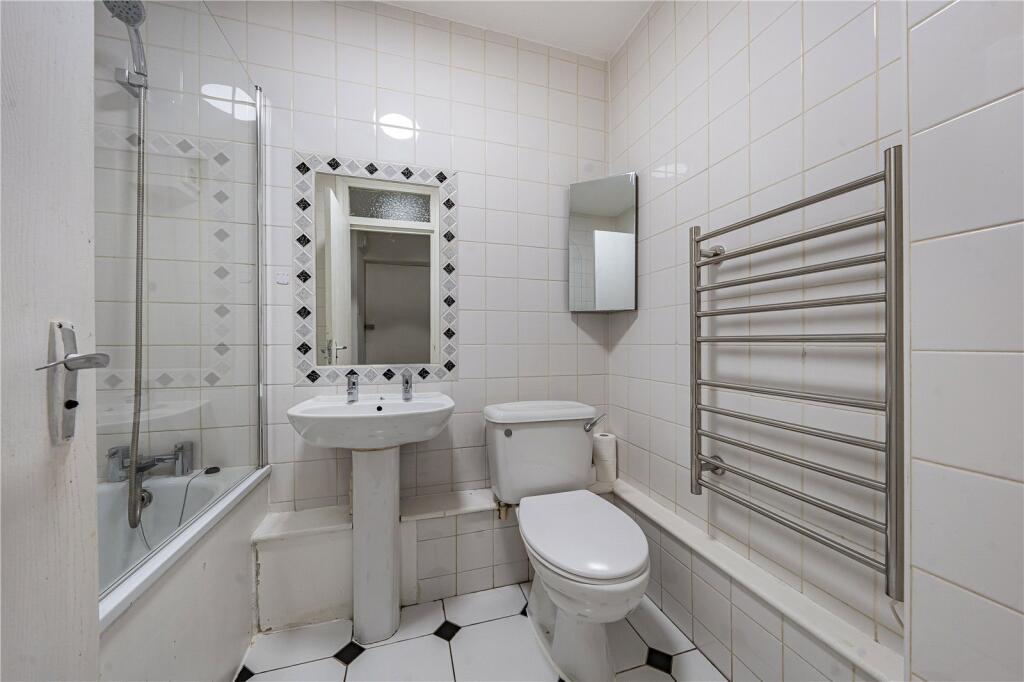 Apartment in Teddington, Hampton Hill - More