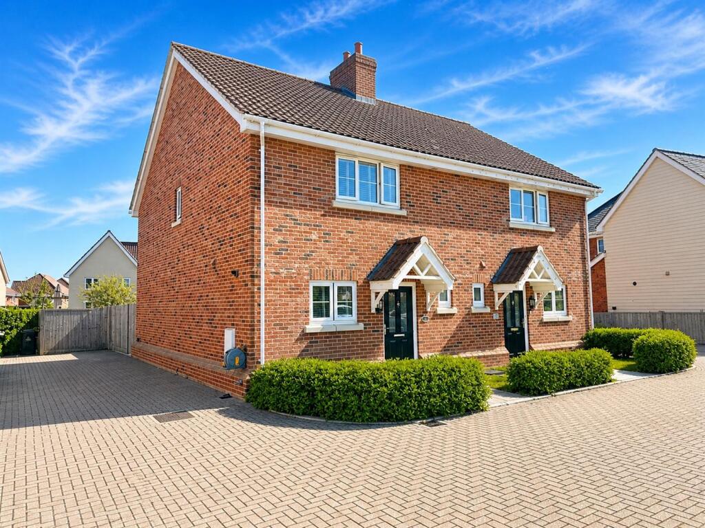 3-bed semi-detached on Elm Way, Latchingdon, £400,000