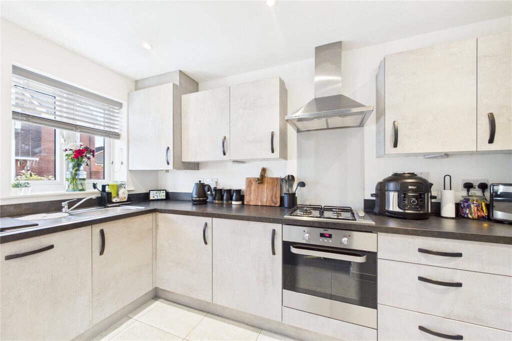 Honey Bee Street, Calcot, Reading, Berkshire, RG31 photo 2