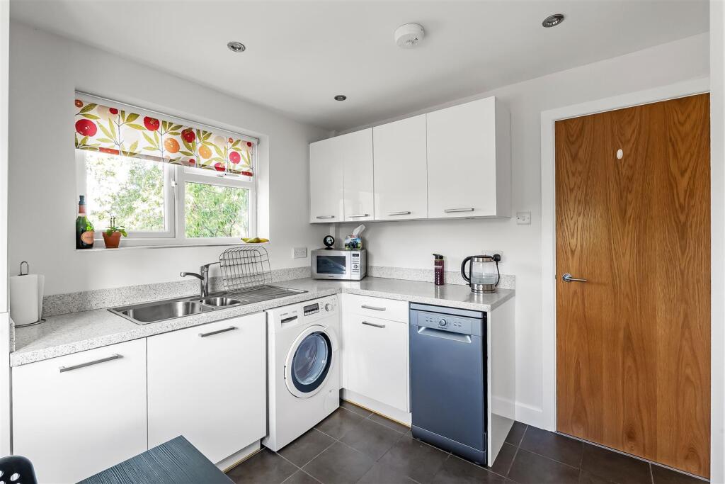 Links Road, Ashtead, KT21 photo 3