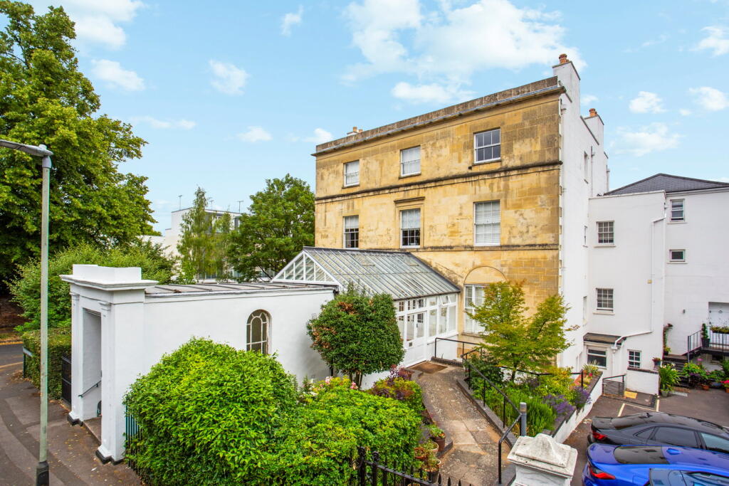1-bed apartment on Montpellier Drive, Cheltenham, GL50, £175,000