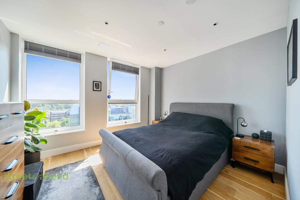 Apartment in Croydon - More