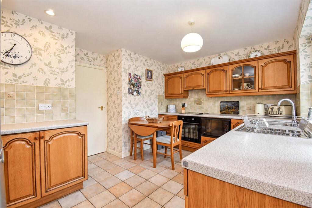 Private Drive, Barnston, Wirral photo 4