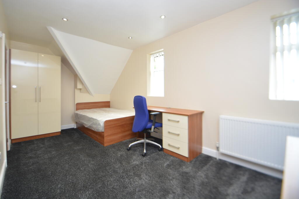 House in Leeds, West Yorkshire - View 2