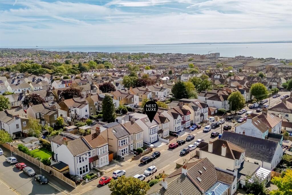 House in Southend-on-Sea - More