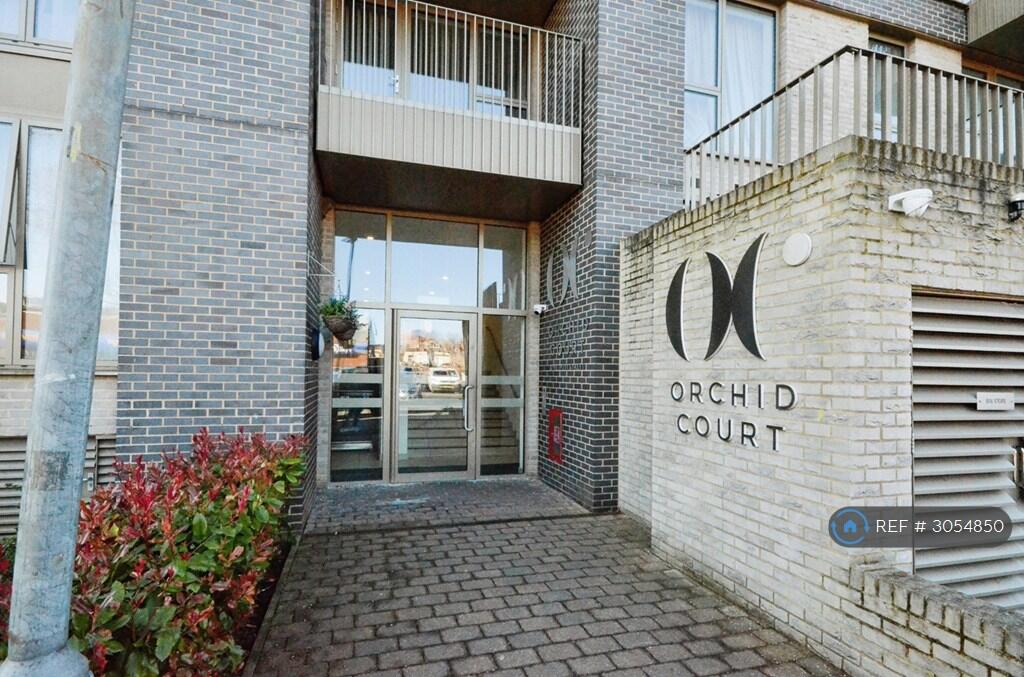 Apartment in Watford, Hertfordshire - More