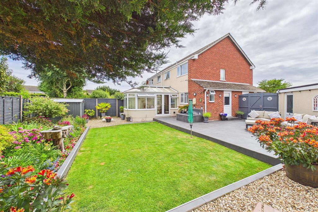 3-bed semi-detached on Stylish family home walking distance to Clevedon Town Centre, £459,950