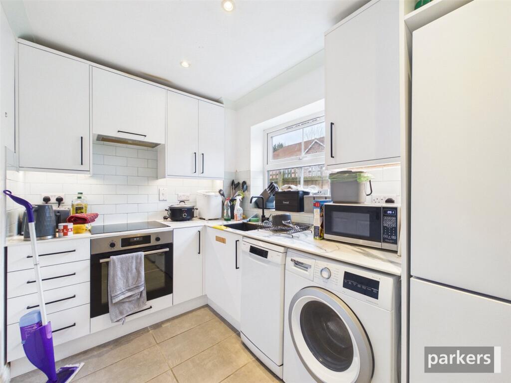 Ladbroke Close, Woodley, Reading, Berkshire, RG5 photo 3