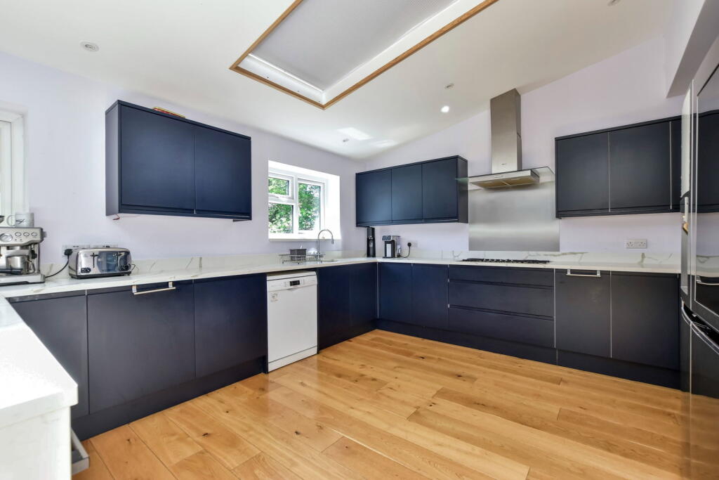 Robin Hood Drive, Bushey, WD23 2BY - View 4