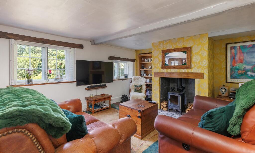 'CHOCOLATE BOX' THATCHED COTTAGE - Winkle Street, Calbourne, Newport - View 3