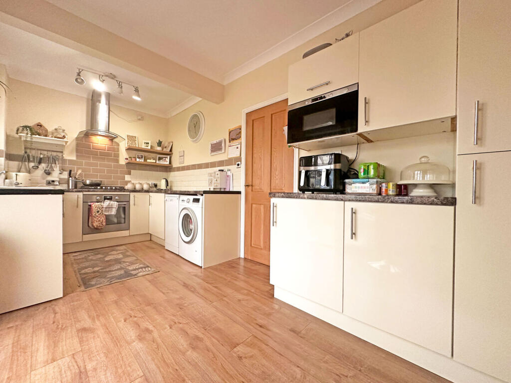 Clarkes Grove, TIPTON, DY4 7NE photo 3