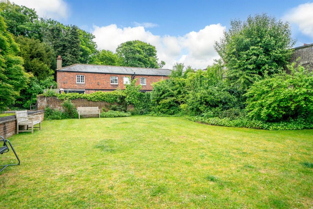 Apartment in St Albans, Townsend - More