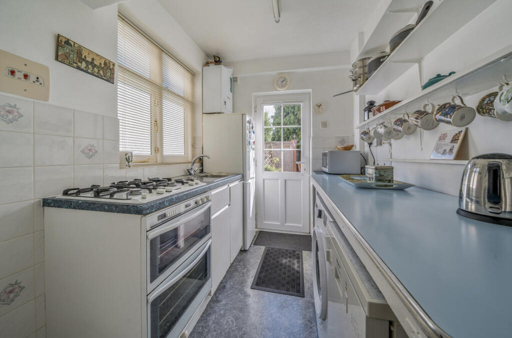 Stuart Avenue, Walton On Thames, Surrey, KT12 photo 4