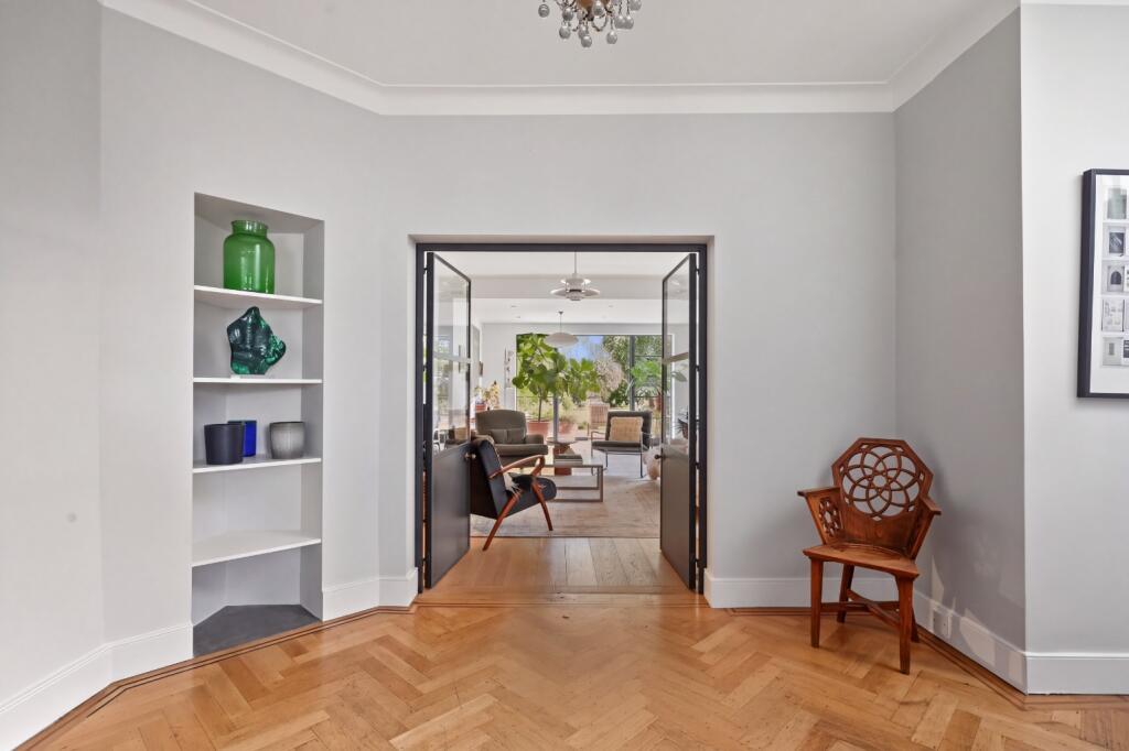 House in London, Willesden Green, Brondesbury - More