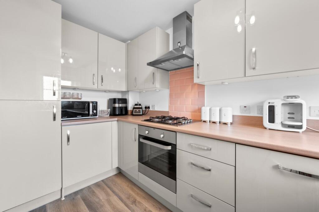 Poppins Close, Walton-on-Thames, Surrey, KT12 photo 4