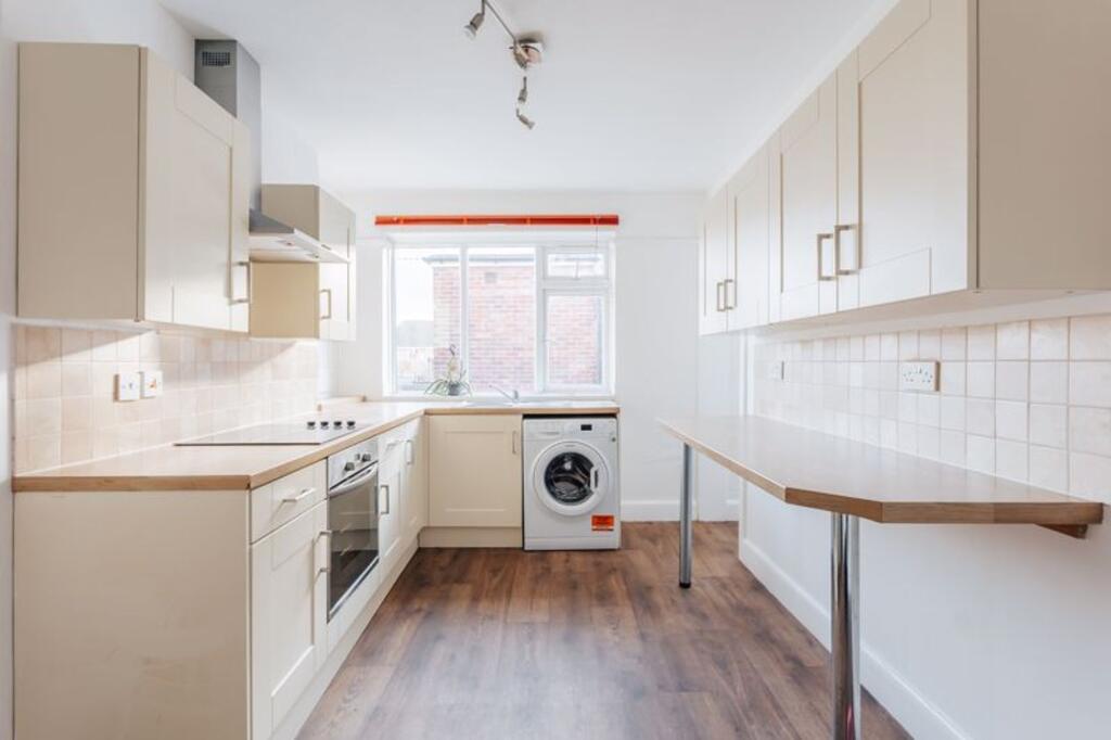 Apartment in Christchurch, Iford, Bournemouth - View 3