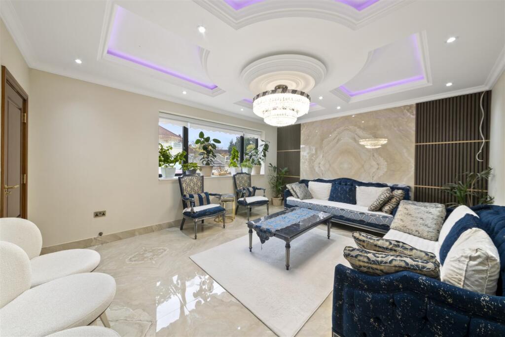 Lees Road, Hillingdon photo 3