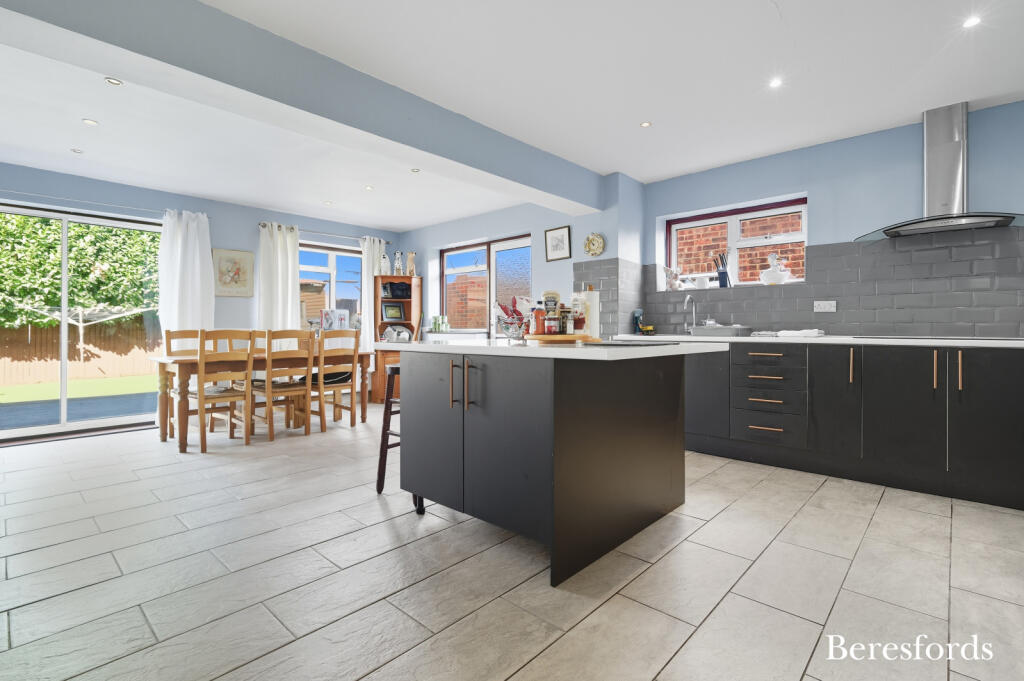 Rayleigh Road, Hutton, CM13 photo 2