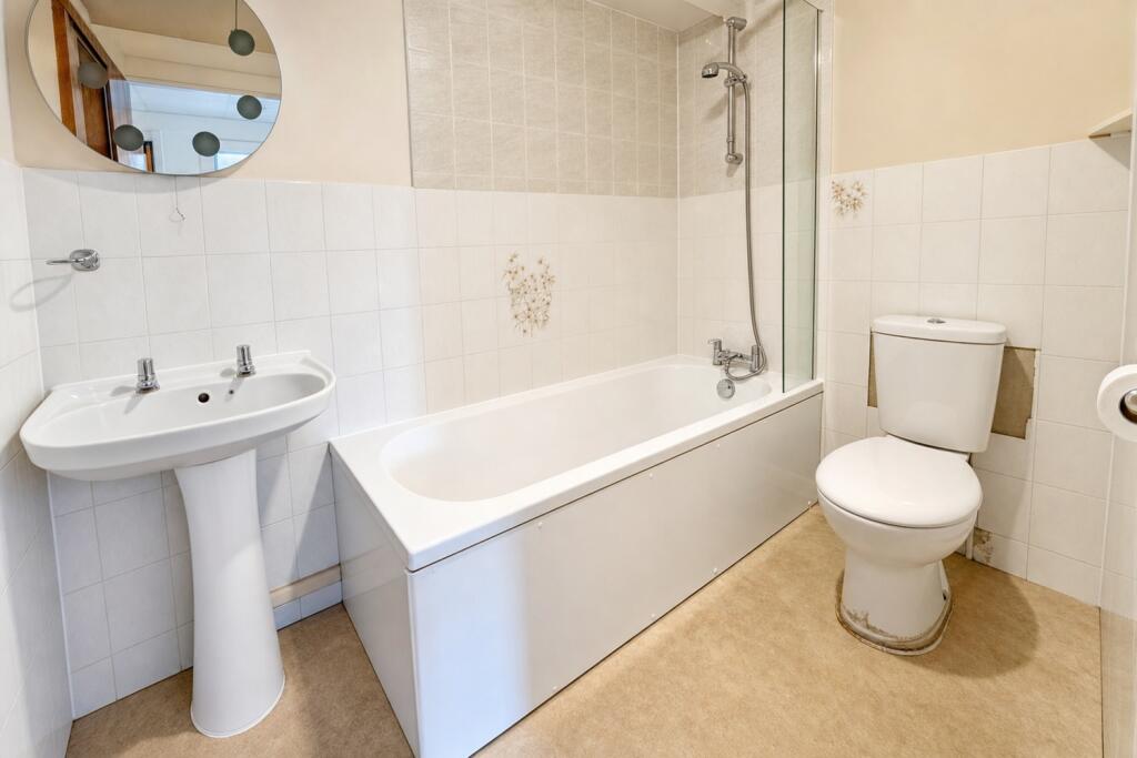 Apartment in Bournemouth, Penn Hill, Poole - More