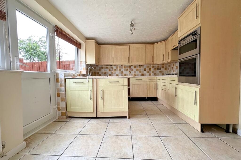 House in Northampton, West Northamptonshire - More