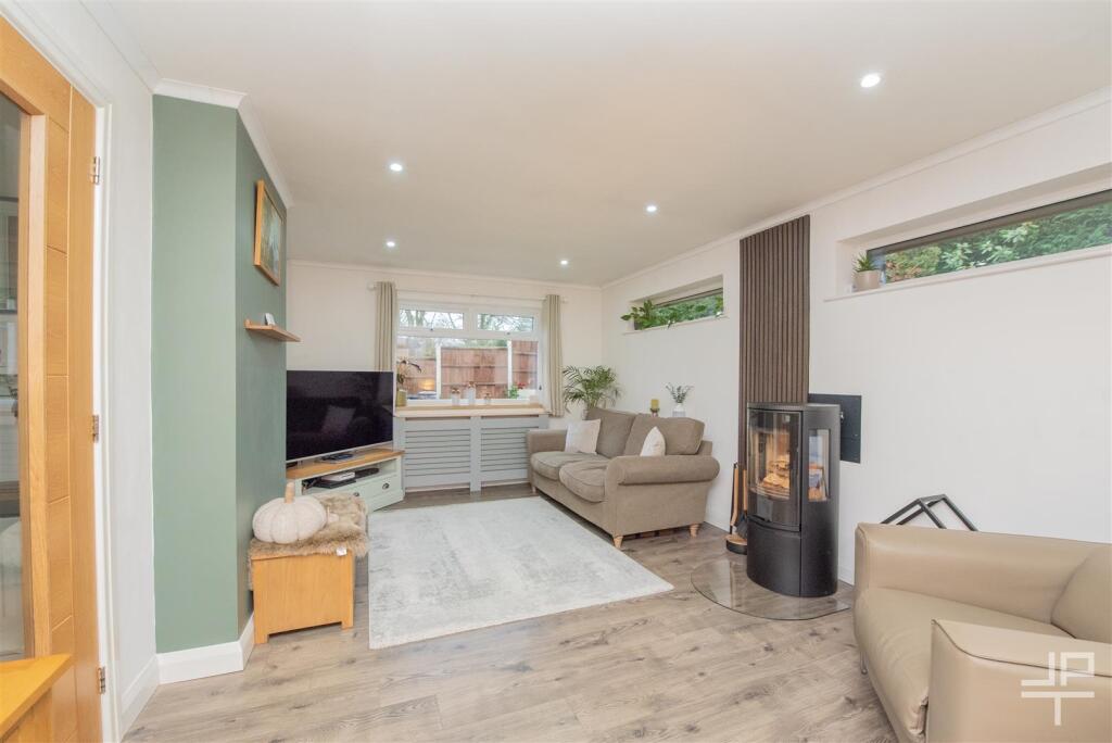 Plovers Lane, Helsby, Frodsham, WA6 0QE photo 2