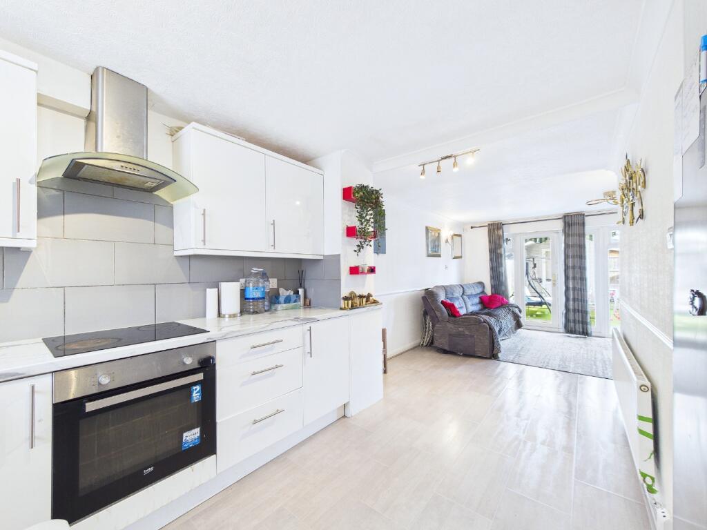 Tamarisk Road, South Ockendon, Essex, RM15 photo 2