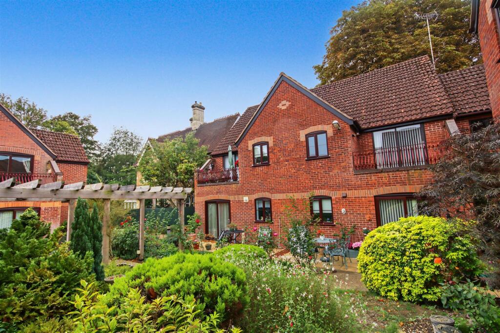 2-bed house on NN10, Rectory Road, Rushden, £165,000