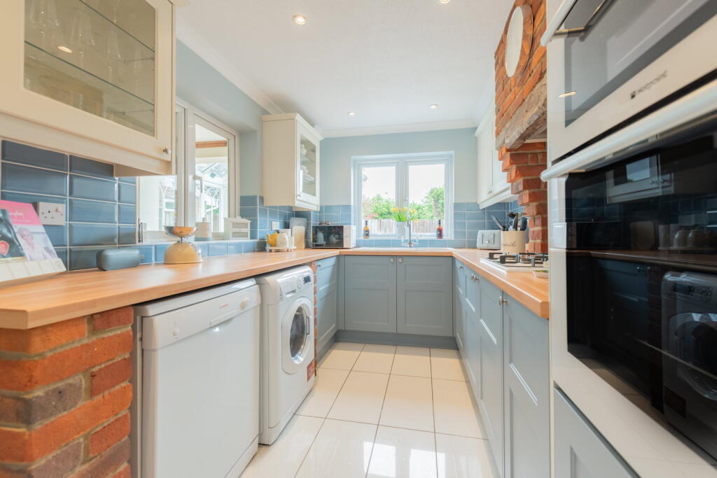 Freegrounds Road, Hedge End, Southampton, SO30 photo 4