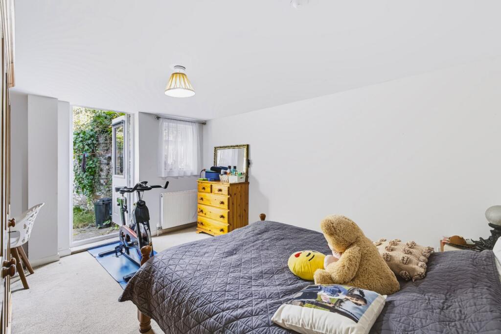 Apartment in Burgess Hill, World's End - View 4