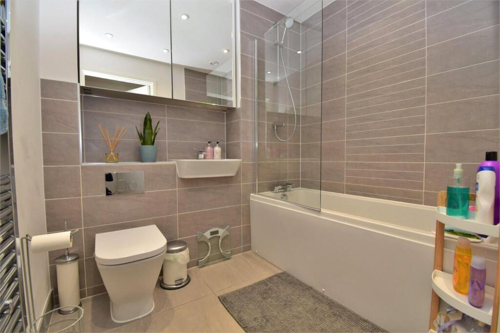 Apartment in Southall - View 5