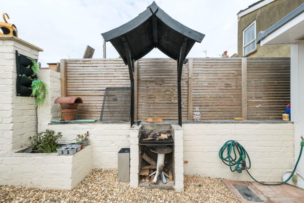 5 bedroom semi-detached house for rent
